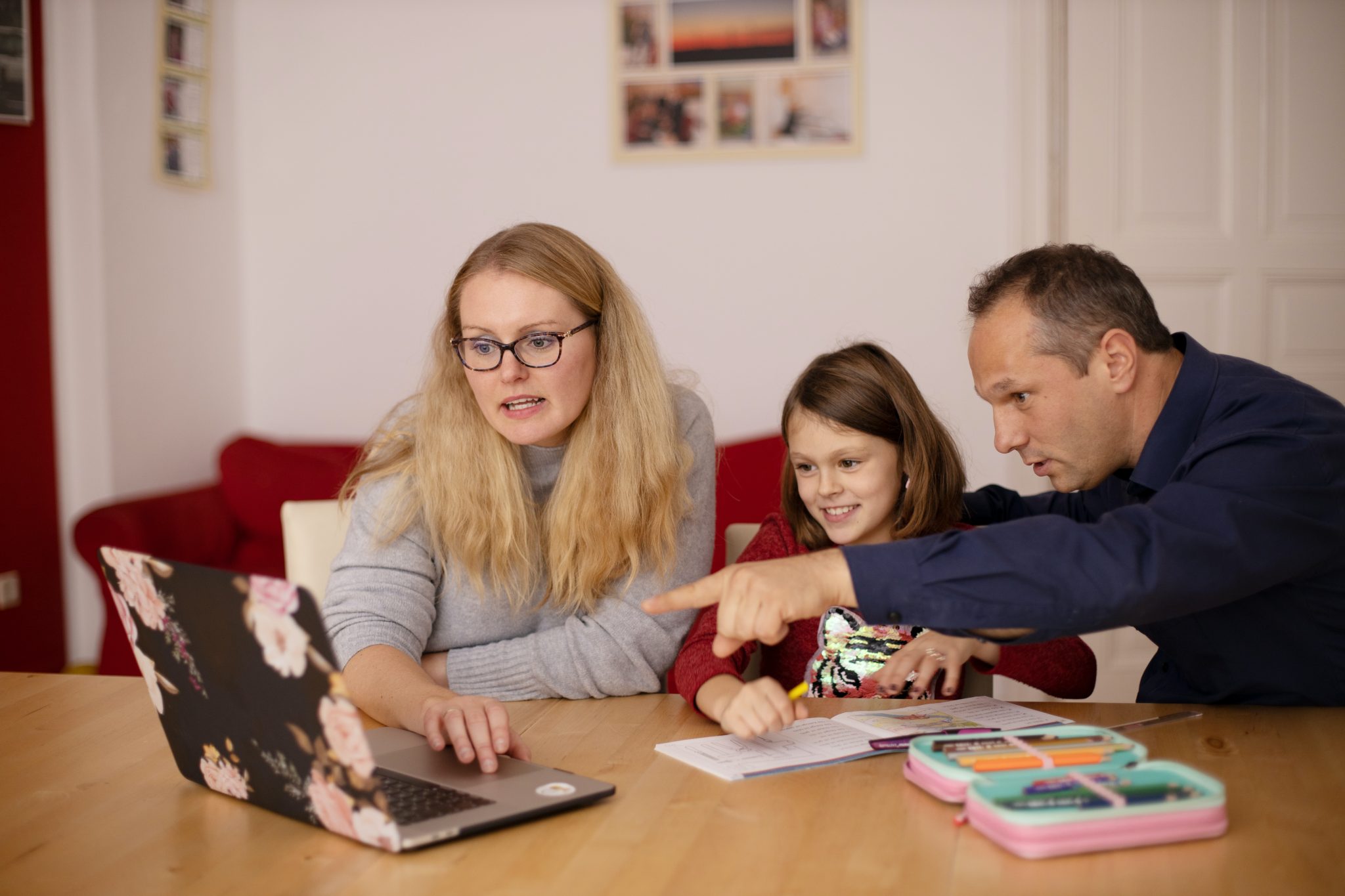 Parents and child learn together online with virtual fieldtrips